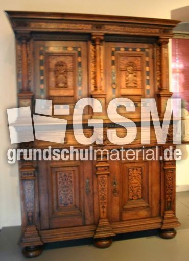Schrank-Schnitzereien.jpg